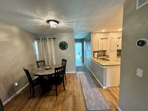 Dining - Charming home just minutes from the beach. Perfect coastal getaway to relax! (Atlantic Beach)