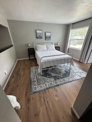 3 bedrooms, iron/ironing board, free WiFi, bed sheets - Charming home just minutes from the beach. Perfect coastal getaway to relax! (Atlantic Beach)