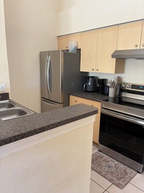 Private kitchen - 1-bedroom condo in cool West Palm Beach with pool for longer stays (West Palm Beach)