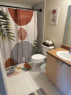 Toallas, jabón, papel de baño
