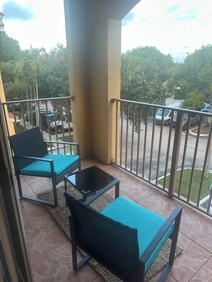 Property grounds - 1-bedroom condo in cool West Palm Beach with pool for longer stays (West Palm Beach)