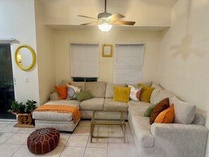 Living area - 1-bedroom condo in cool West Palm Beach with pool for longer stays (West Palm Beach)