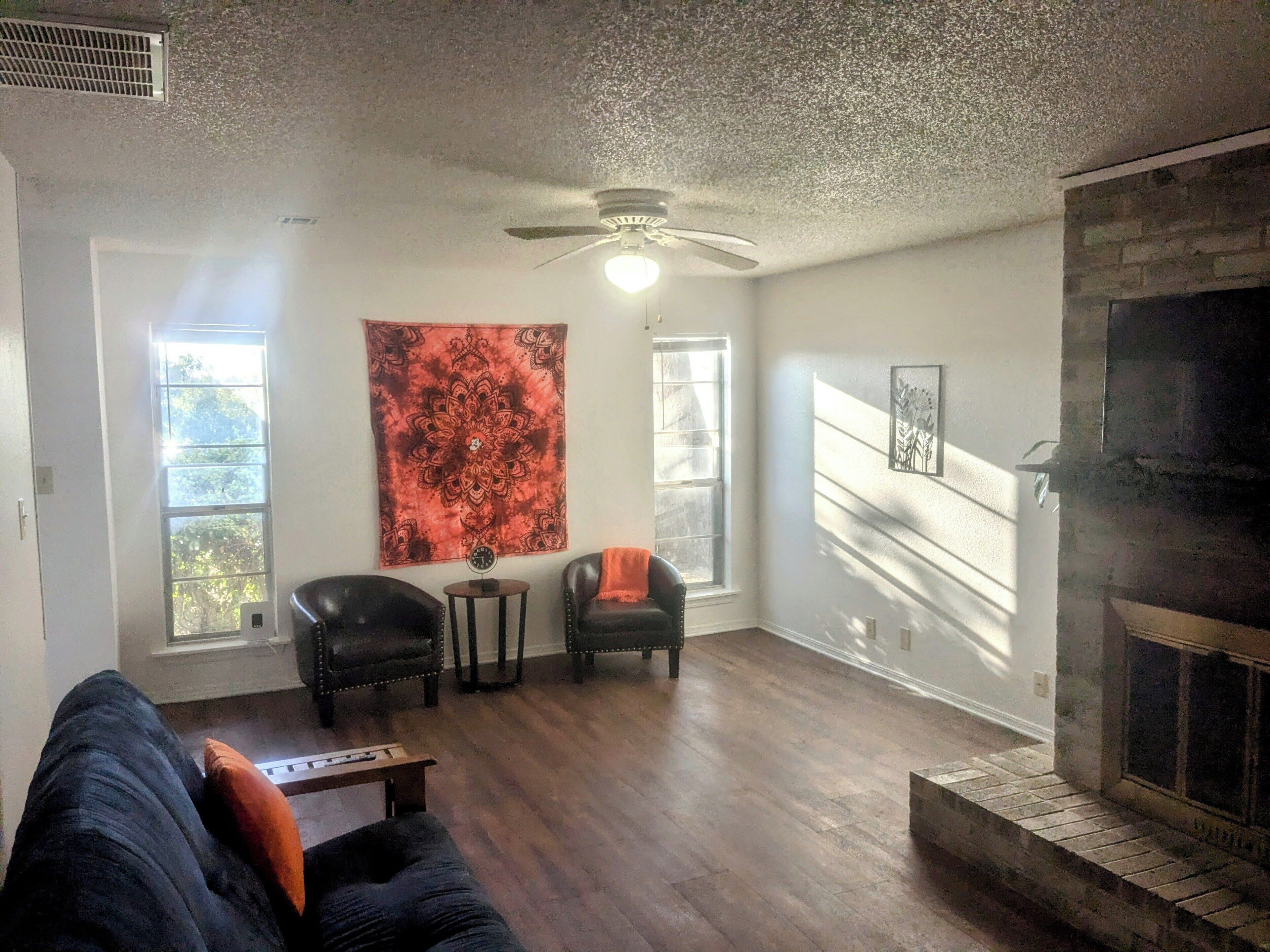 Televisión y chimenea 