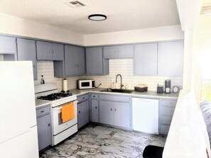 Microwave, oven, stovetop, dishwasher - Game Day Getaway 1 | Walk to OSU | Prime Location (STILLWATER)