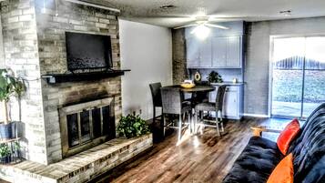 Télévision, cheminée