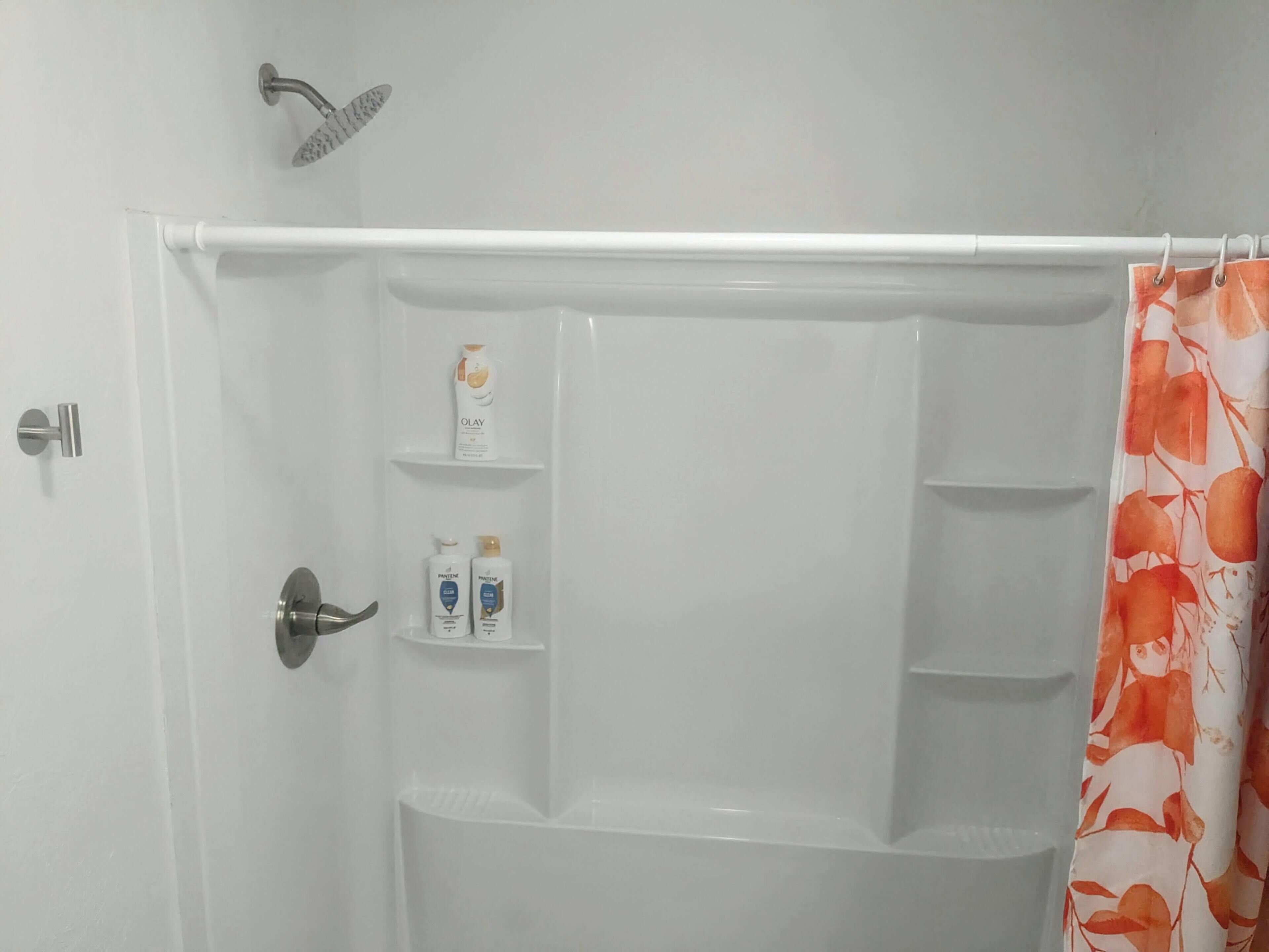 Ducha, secador de pelo, toallas y jabón