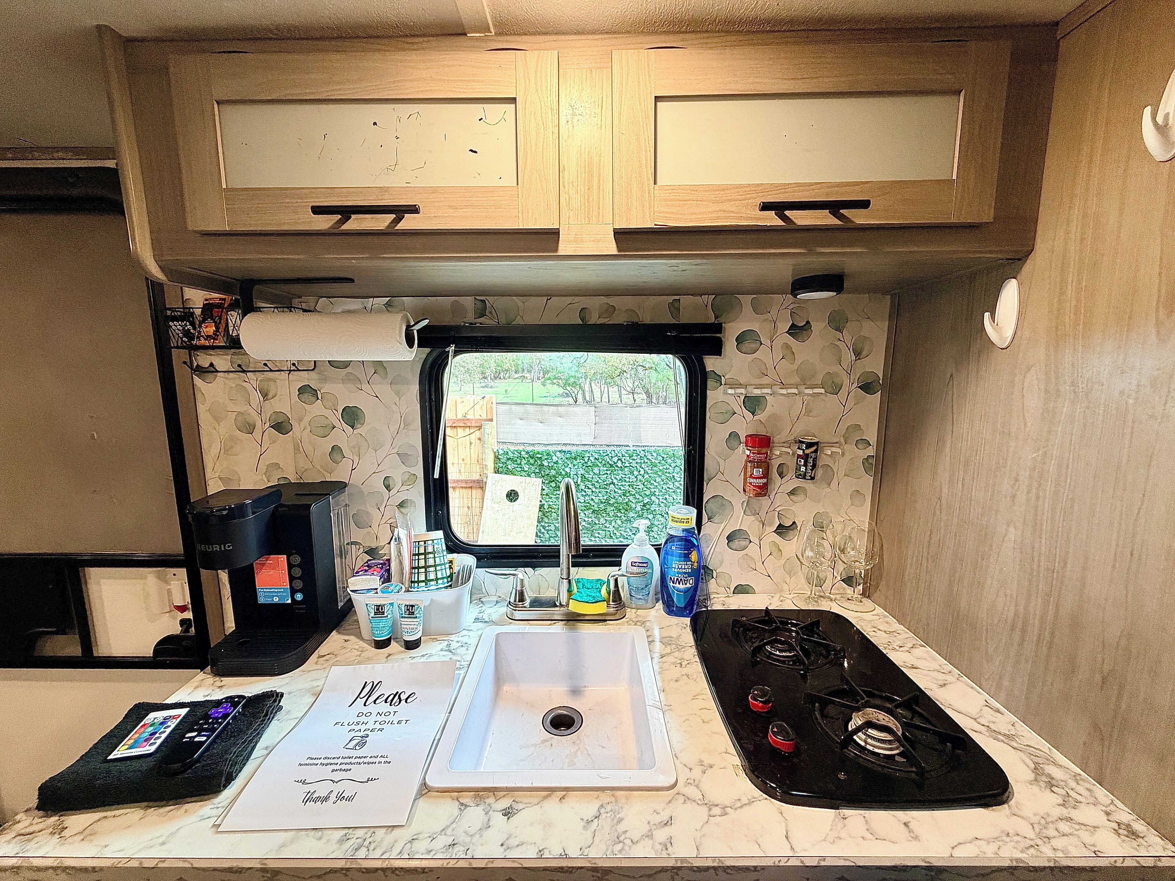 Frigorífic, microones, placa de cuina i cafetera i tetera 