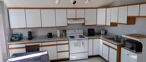 Kylskåp, mikrovågsugn, ugn och spishäll