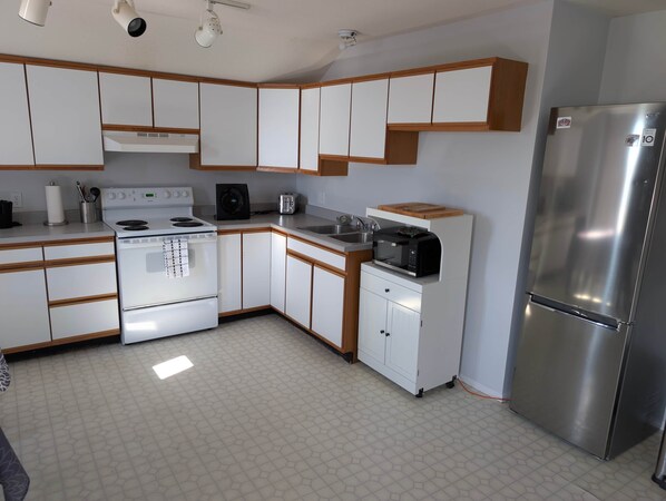 ثلاجة، ميكروويف، فرن، موقد طهي مسطح