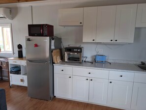 Kühlschrank, Mikrowelle, Toaster, Kochgeschirr/Geschirr/Besteck