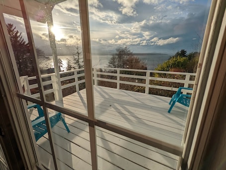 Interior. Cliff Haven on the Bay (ocean & mountain view 1bdrm Cottage)