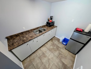 Kühlschrank, Mikrowelle, Toaster, Kochgeschirr/Geschirr/Besteck
