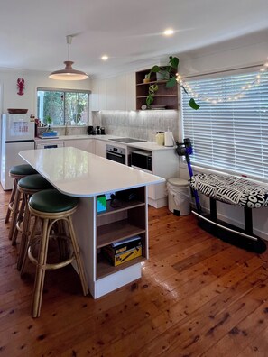 Geladeira, micro-ondas, fogão, cooktop