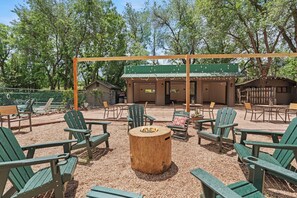 BBQ/picnic Area - Timber Lodge Cabins 22 (Colorado Springs)