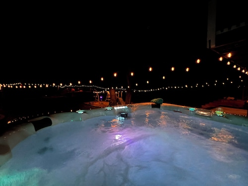 Spacious 5BR Getaway, Hot Tub + Cozy Vibes All Year Round