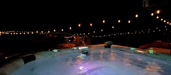 Spacious 5BR Getaway, Hot Tub + Cozy Vibes All Year Round