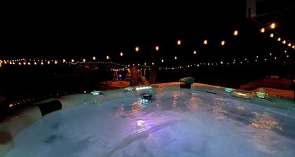 Spacious 5BR Getaway, Hot Tub + Cozy Vibes All Year Round