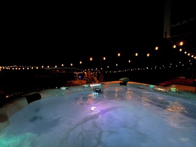 Spacious 5BR Getaway, Hot Tub + Cozy Vibes All Year Round