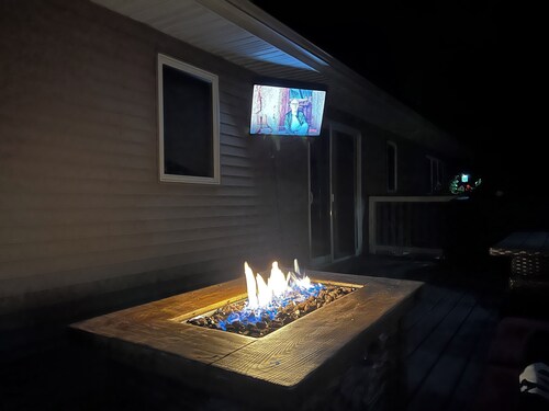 Spacious 5BR Getaway, Hot Tub + Cozy Vibes All Year Round