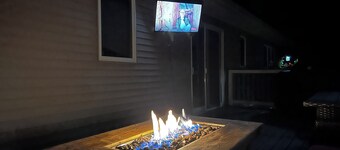 Spacious 5BR Getaway, Hot Tub + Cozy Vibes All Year Round