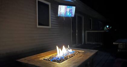 Spacious 5BR Getaway, Hot Tub + Cozy Vibes All Year Round