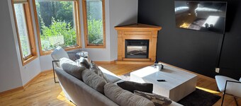 Spacious 5BR Getaway, Hot Tub + Cozy Vibes All Year Round
