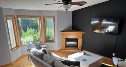 Spacious 5BR Getaway, Hot Tub + Cozy Vibes All Year Round