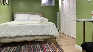 1 habitación, tabla de planchar con plancha, wifi gratis y ropa de cama