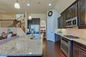 Private kitchen - Spacious 5-bedroom Modern Stay Near - IAH-AIRPORT (Humble)