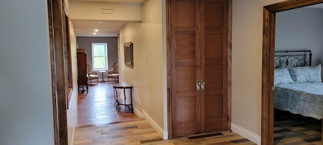 4 bedrooms, iron/ironing board, WiFi, bed sheets. Manoir Hunting 1869