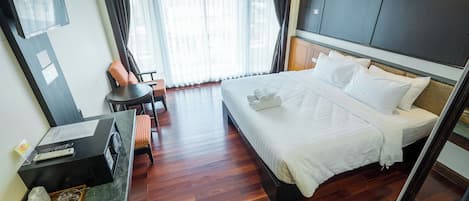 Habitación individual superior, 1 cama individual grande, patio, vistas a la colina | Minibar (con algunos artículos gratuitos), caja fuerte, wifi gratis