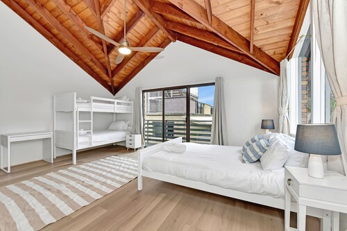 Treehouse Waterview at Caves Beach
