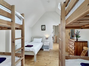 3 bedrooms, iron/ironing board, internet, bed sheets