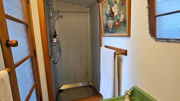 シャワー、ヘアドライヤー、タオル、石鹸