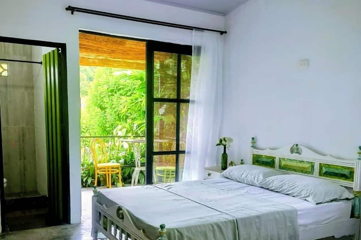 Selimut bulu angsa dan dilengkapi dengan perabotan berbeda-beda