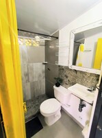 Ducha, artículos de tocador gratuitos, toallas, jabón
