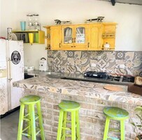 Refrigerador, microondas, utensilios de cocina