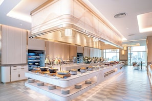 بوفيه فطور يوميًا بتكلفة قدرها (1050 THB للشخص)