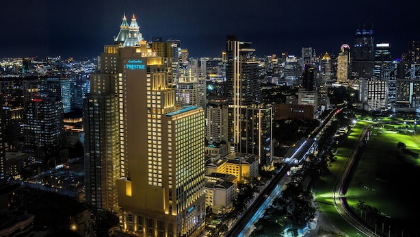 Un hotel di grandi dimensioni con una torre imponente, numerosi piani e una facciata ben illuminata.