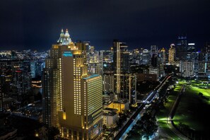 Un hotel de gran altura con una torre destacada, varios pisos y una fachada bien iluminada.