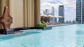 Una piscina al aire libre, camas de piscina gratis, sombrillas