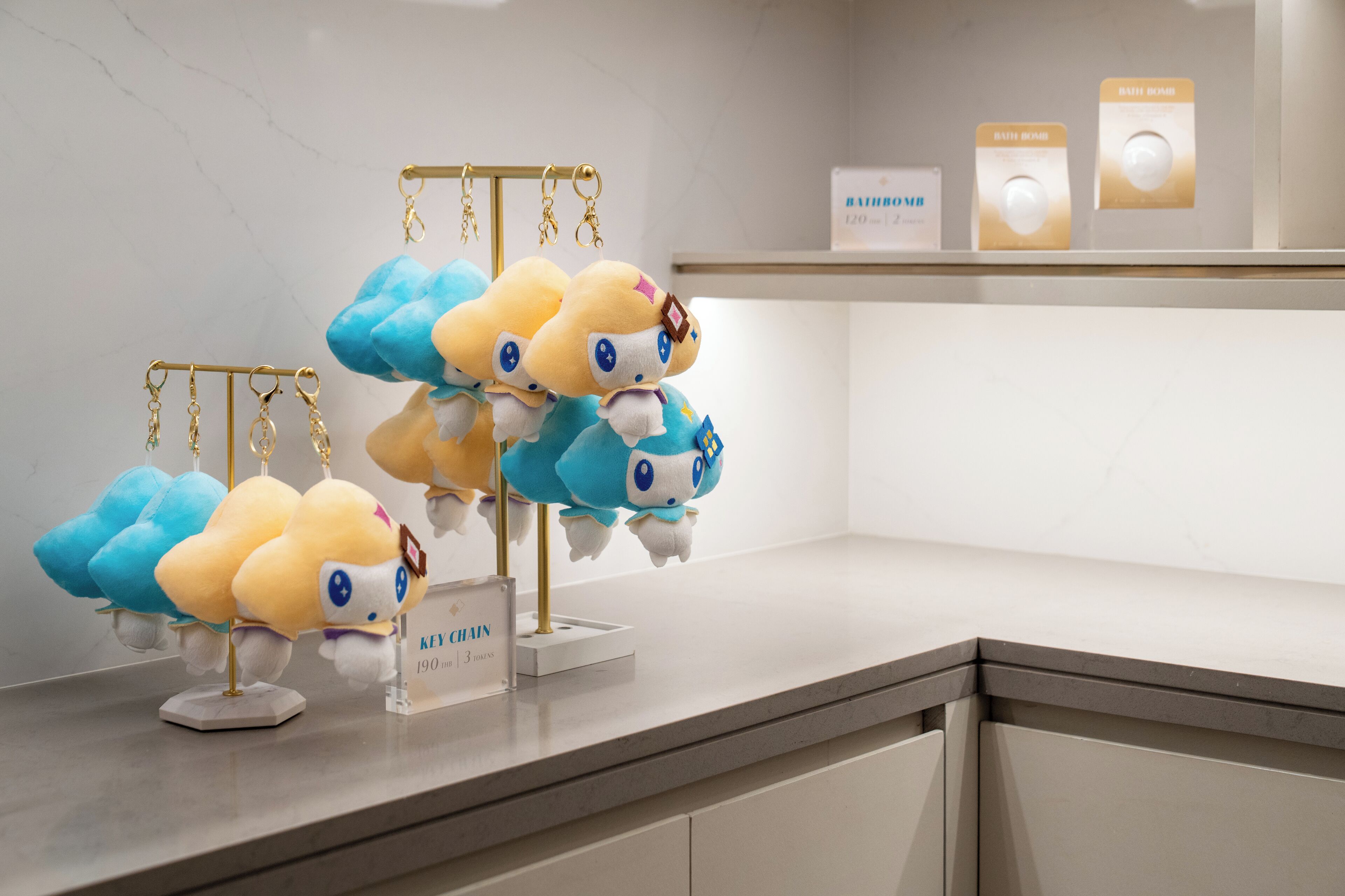 Une collection de peluches est exposée sur un comptoir, avec un mur de marbre en arrière-plan.