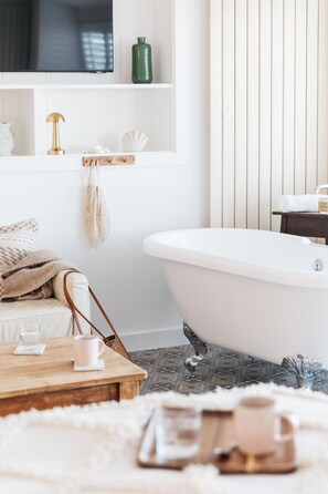 Suite, bañera, vistas al mar | Ropa de cama