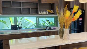 Full-sized fridge, microwave, oven, stovetop