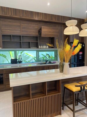 Refrigerador con freezer, microondas, horno, placa de cocina