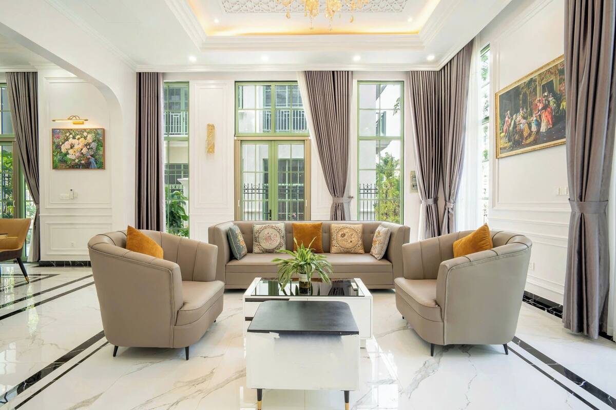 Villa, 4 slaapkamers, uitzicht op tuin | Woonruimte | Een 55-inch smart-tv met kabelzenders