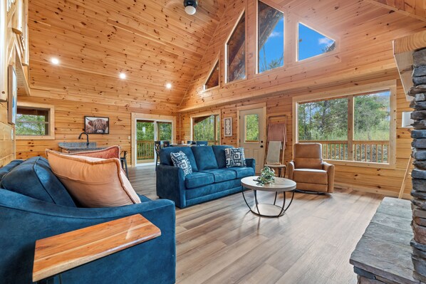 Una Smart TV, una chimenea, un futbolín