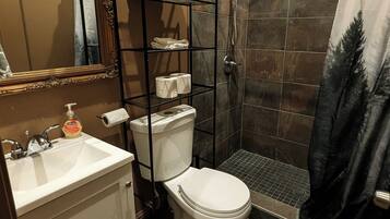 Douche, sèche-cheveux, serviettes fournies, savon