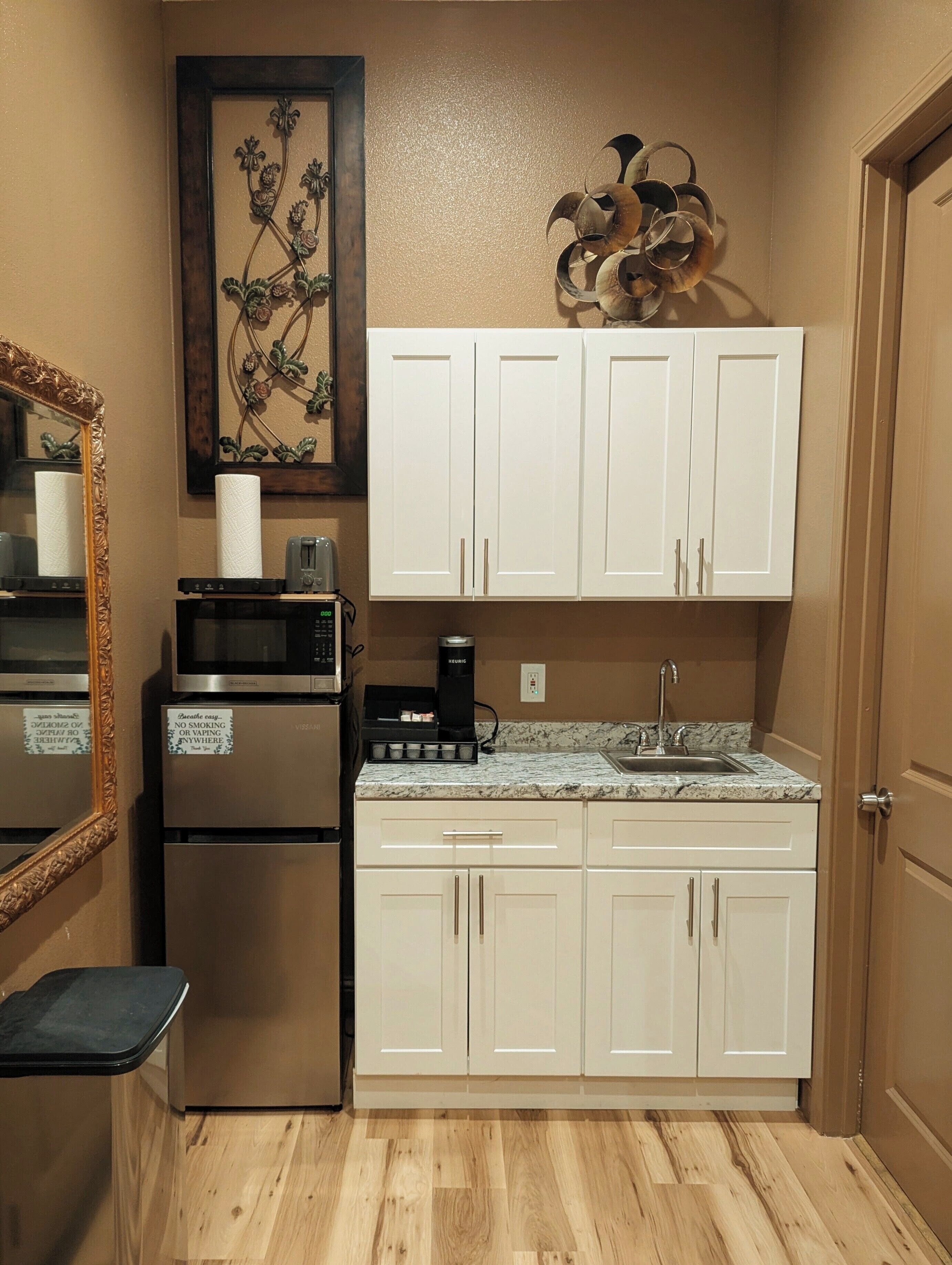 Micro-ondes, plaque de cuisson, cafetière/bouilloire, grille-pain