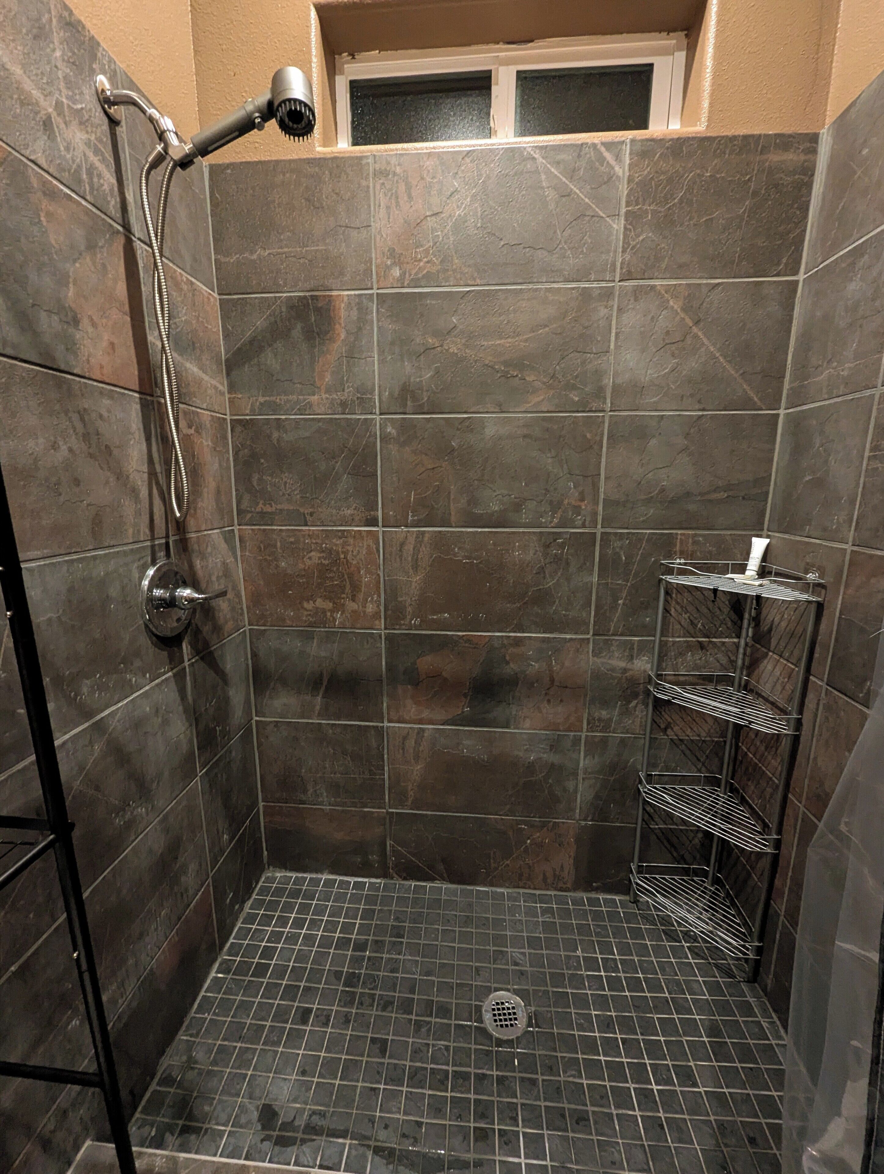 Douche, sèche-cheveux, serviettes fournies, savon